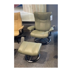 OUTLET - Stressless Wing (L) lænestol + skammel - Shadow Green Paloma læder - Signatur sokkel
